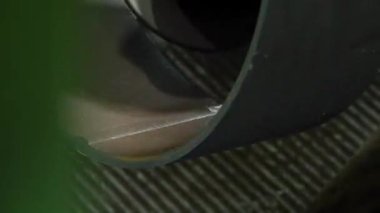 Ortaçağ zırhı cilalayan erkek metal işçisi.