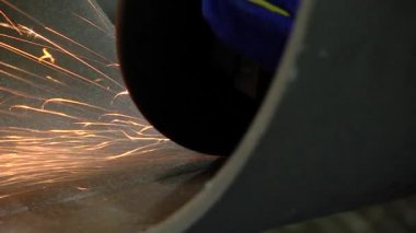 Ortaçağ zırhı cilalayan erkek metal işçisi.