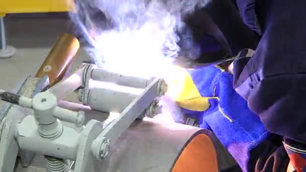 焊机焊接金属零件 — 图库视频影像