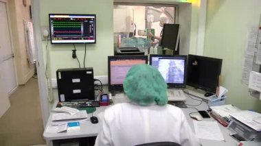 Ameliyathanedeki kardiyo monitörünün işi.