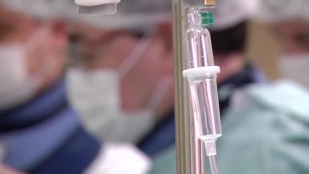 Folyadék gyógyszer üvegben a műtét alatt — Stock videók