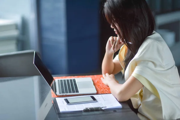 Uyku, genç çekici Asya iş kadını drowsing veya taki