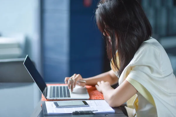 年轻有吸引力的亚洲商业女人睡，打瞌睡或塔基 — 图库照片