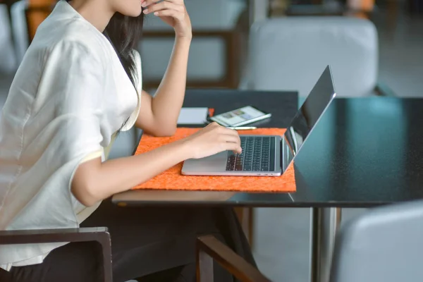 Uyku, genç çekici Asya iş kadını drowsing veya taki