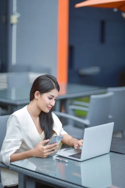 Successful entrepreneurs and business people achieving goals, Ha — Stock Photo, Image