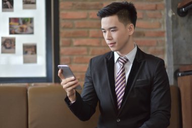 Mutlu işadamı, onun kanepede otururken cep telefonu kullanarak 
