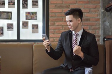 Mutlu işadamı, onun kanepede otururken cep telefonu kullanarak 