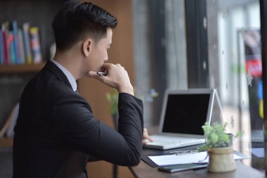 Uyku, drowsing veya alarak genç çekici Asya iş adamı