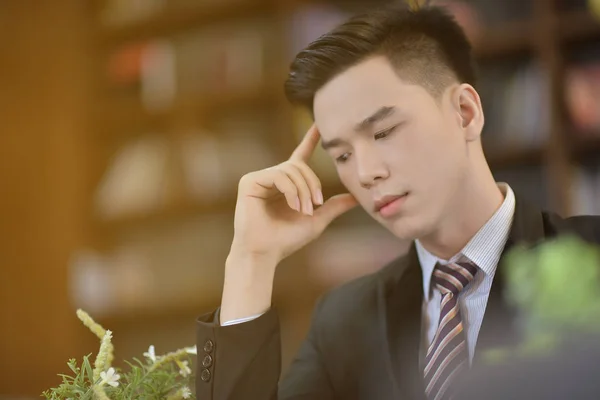 Uyku, drowsing veya alarak genç çekici Asya iş adamı