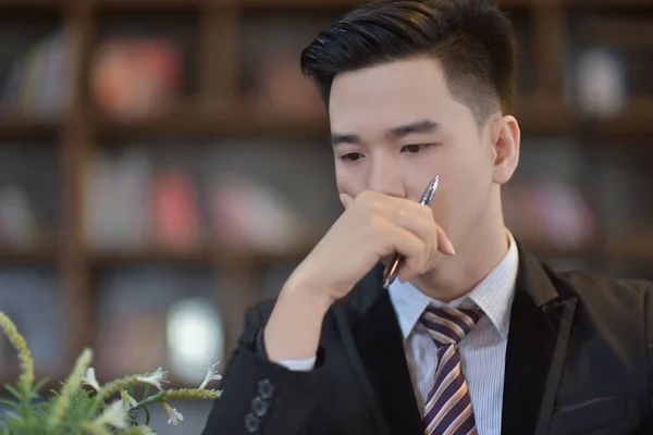 Uyku, drowsing veya alarak genç çekici Asya iş adamı