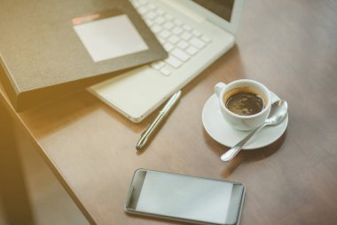 Digitaltablet ve smartphone üstünde okul sırası ile dizüstü closeup çekim. Resepsiyon ofis modern cihazlarda. Üç farklı türde bir perde-e doğru yanıt veren web sayfanızı giy.