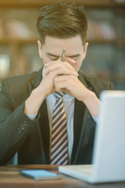 Joven atractivo asiático hombre de negocios durmiendo, ahogándose o tomando — Foto de Stock