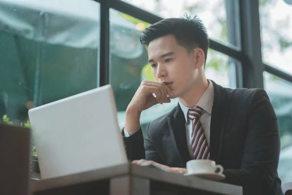 Uyku, genç çekici Asya iş kadını drowsing veya taki