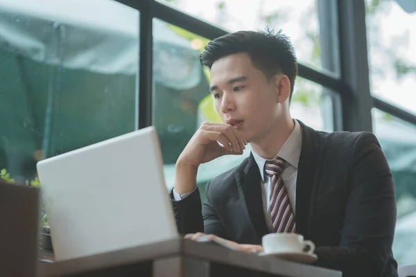 Uyku, genç çekici Asya iş kadını drowsing veya taki