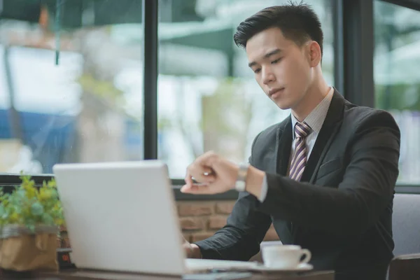 Empresarios exitosos y gente de negocios logrando metas, Ha —  Fotos de Stock