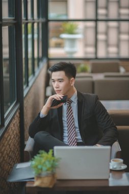 Uyku, genç çekici Asya iş kadını drowsing veya taki