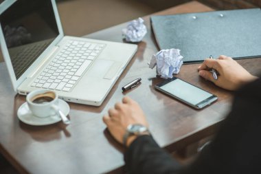 Profesyonel iş kadını onun yazıhane çalışma görüntü kırpılmış