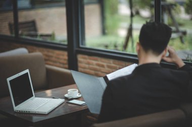 Uyku, genç çekici Asya iş kadını drowsing veya taki