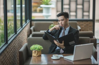 Uyku, genç çekici Asya iş kadını drowsing veya taki