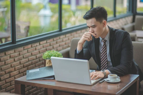 Uyku, genç çekici Asya iş kadını drowsing veya taki