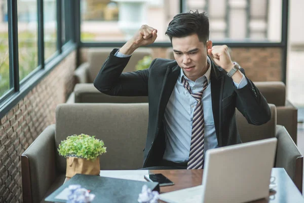 Masasında oturan ve çığlık, Angr kızgın üst düzey iş adamı