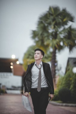 Asya iş çalışan üzgün ya da üzüntü, katta oturan