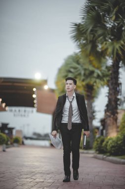 Asya iş çalışan üzgün ya da üzüntü, katta oturan