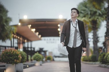 Asya iş çalışan üzgün ya da üzüntü, katta oturan