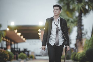 Asya iş çalışan üzgün ya da üzüntü, katta oturan