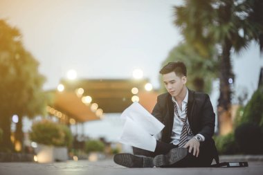 Geçit şehirde oturan yorgun ya da stresli iş adamı