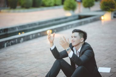 Yorgun ya da onun işten sonra geçit şehirde oturan işadamı vurguladı. Merdiven, işsizlik oturan işten vurguladı işadamı kavramı, genç beyaz işadamı görüntüsünü yorgun.