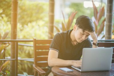 Evinde kanepede otururken Smartphone kullanarak çekici iş adamı. Mobil cihazlar çalışan genç insanlar kavramı. Seçili bir odak portre. Arka plan bulanık. 