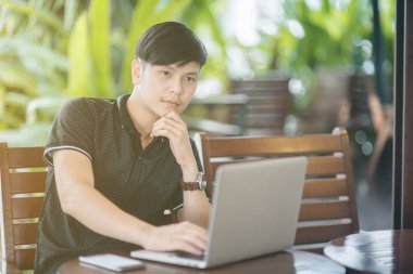 Evinde kanepede otururken Smartphone kullanarak çekici iş adamı. Mobil cihazlar çalışan genç insanlar kavramı. Seçili bir odak portre. Arka plan bulanık. 