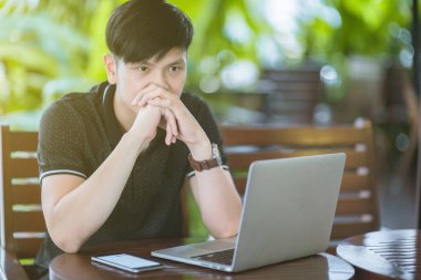 Evinde kanepede otururken Smartphone kullanarak çekici iş adamı. Mobil cihazlar çalışan genç insanlar kavramı. Seçili bir odak portre. Arka plan bulanık. 