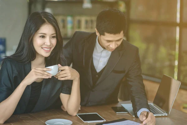 İş çift Café, kafede oturan ve dizüstü bilgisayar, iş, insanlar kavramı - modern ofis, seçici odak konuşmak mutlu yaratıcı ekibi arıyorum genç çift dizüstü bilgisayar ile birlikte çalışma.