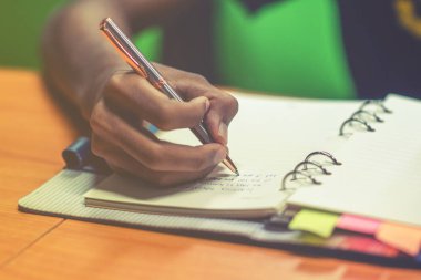 Defter üzerinde yazma kalemi ile el dostum. Genç Asyalı adam form kağıt defter kayıt ile doldurma yazma. Seçici odak