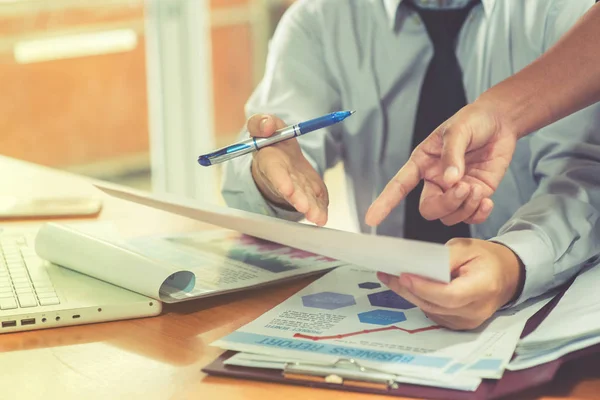 Grup Pazarlama rapor grafik ile iş insanlar analizi, iş fikirleri proje, yeni dijital başlatmak için genç uzmanları görüşüyorlar finans, muhasebe, yatırım, seçici odak.