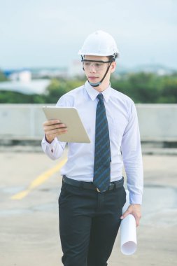 Gülümseyen genç mimar veya Oluşturucusu'nda kask ile mühendislik 