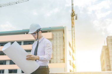 Gülümseyen genç mimar veya Oluşturucusu'nda kask ile mühendislik 