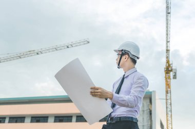 Gülümseyen genç mimar veya Oluşturucusu'nda kask ile mühendislik 