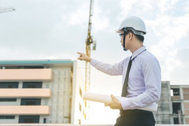 Gülümseyen genç mimar veya Oluşturucusu'nda kask ile mühendislik 