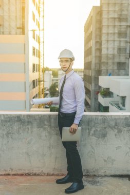 Gülümseyen genç mimar veya Oluşturucusu'nda kask ile mühendislik 