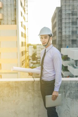 Gülümseyen genç mimar veya Oluşturucusu'nda kask ile mühendislik 
