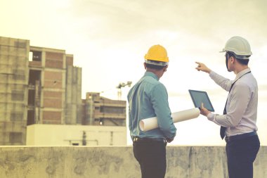 Gülümseyen genç mimar veya Oluşturucusu'nda kask ile mühendislik 