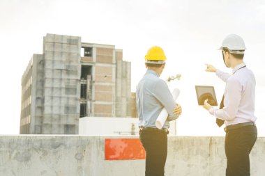 Gülümseyen genç mimar veya Oluşturucusu'nda kask ile mühendislik 