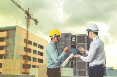 Gülümseyen genç mimar veya Oluşturucusu'nda kask ile mühendislik 