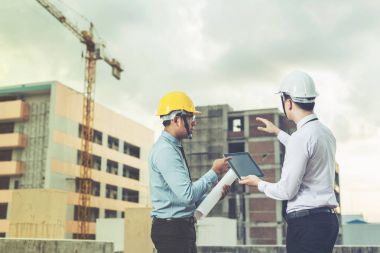 Gülümseyen genç mimar veya Oluşturucusu'nda kask ile mühendislik 