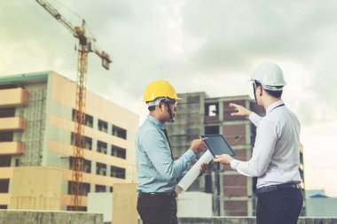 Gülümseyen genç mimar veya Oluşturucusu'nda kask ile mühendislik 