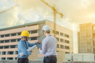 Gülümseyen genç mimar veya Oluşturucusu'nda kask ile mühendislik 