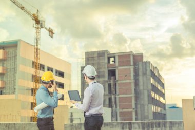 Gülümseyen genç mimar veya Oluşturucusu'nda kask ile mühendislik 